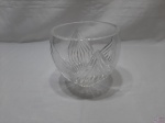 Vaso floreira em grosso cristal ricamente lapidado. Medindo 15,5cm de altura x 16,5cm de diâmetro.