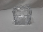 Compoteira na forma de caixa de presente em cristal moldado. Medindo 13,5cm x 13,5cm x 9,5cm de altura sem tampa.