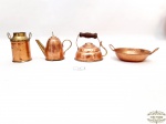 4 Miniaturas de enfeites decorativos em cobre. Diversos tamanhos. Medida 5 cm altura, 3,5 cm diâmetro. 7 cm diâmetro, 2,5 cm altura.