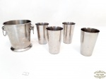 Jogo Balde de gelo com 4 copos. aço inox . Medida balde 13 cm altura, 12,5 cm diâmetro. Copo 11 cm altura, 7 cm diâmetro.