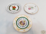 3 pratos decorativos  porcelanas diversas. Medida maior 19 cm diâmetro. Menor 18,5 cm diâmetro.
