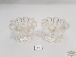 Par de castiçal 1 vela  em vidro moldado. Medida 5 cm altura, 5 cm diâmetro.