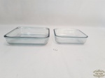 2 travessas quadrados com vidro marinex. Medida maior 20,5X20,5 cm, 5 cm altura.Menor 17X17 cm, 5 cm altura.