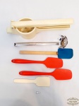 Lote cozinha de 6 peças. Medida maior 35,5 cm comprimento, 10,5 cm altura.Menor 19 cm comprimento.