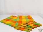 Toalha de mesa retangular xadres com 6 guardanapos 100% algodão. Medida guardanapo 32 cm largura, 36 cm comprimento.Toalha 1,97 m comprimento, 1,53 m largura.