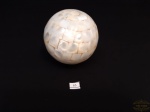 Bola decorativa em madreperola. Apresenta pequena perda imperceptivel..Medida 32,5 cm circunferencia.