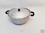 Panela caçarola em alumio.Medida 23 cm diâmetro, 12 cm altura.