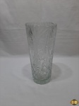Vaso floreira em cristal ricamente lapidado. Medindo 30cm de altura x 13,5cm de diâmetro de boca.