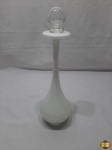 Garrafa, licoreira em cristal leitoso. Medindo 35,5cm de altura.