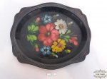 Prato Decorativo Pintado A Mão Em Metal Russo .Medida: 21x17cm de comprimento.