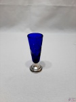 Paliteiro em cristal azul cobalto com pé em prata de lei. Medindo 9cm de altura.