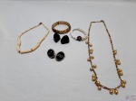 Lote de bijuterias, composto de colares, pulseira e brincos.