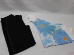 Lote de Roupas Feminina. Composto por 1 calça de brim com stretch preta  com detalhe em couro na lateral  Tam: 48  e 1 blusa social florida de tecido fino Tam: G. Peças em perfeito estado.
