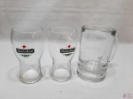 Lote composto de 2 copos tulipas da cerveja Heineken e 1 caneca em vidro moldado para cerveja. Medindo a caneca 13,5cm de altura.