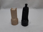 Lote de 2 garrafas na forma de peças de xadrez. Sendo um rei e uma torre. Medindo o rei 13,5cm de altura.
