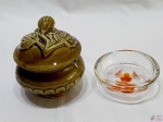 Lote composto de petisqueira em vidro de murano e açucareiro em porcelana verde. Medindo o açucareiro 12,5cm de altura x 11,5cm de diâmetro.