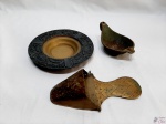 Lote composto de 2 cinzeiros e 1 pequena floreira de parede em bronze. Medindo o cinzeiro redondo 17,5cm de diâmetro.