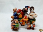 Escultura em artesanato russo em ceramica pintada de família com filhos. Medindo 14x8x12cm de altura