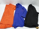 Lote de roupas Feminina. Composto por 1 blusa de renda transparente Laranja da marca Lenny Niemeyer Tam: P, 2 camisas sociais sendo 1 preta com um buraquinho perto do pescoço e 1 azul com marcas de uso. Ambas Tam M.