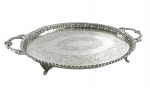 BELO TABULEIRO OVAL EM PRATA DE LEI MARCAS DE CONTRASTE 833 E PRATEIRO ALVES PINTO. BELA BORDA DECORADA EM FENESTRAS COM FLORES E RAMAGENS DA TREPADEIRA CORDA DE VIOLA. PLANO COM RICOS CINZELADOS EM ROCAILLE. ASSENTE SOBRE QUATRO PÉS EM GARRA. BRASIL, PRIMEIRA METADE DO SEC. XX. 51 CM. 1106 G