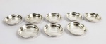 CONJUNTO COM OITO RECIPIENTES PARA MANTEIGA EM PRATA DE LEI. CONTRASTE STERLING. DECORADOS COM ELEGANTES GUILOCHES. EUA, INICIO DO SEC. XX. 7 CM DE DIAMETRO.