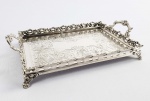 DELICADO TABULEIRO EM PRATA DE LEI COM ALÇAS LATERAIS. GALERIA VAZADA, PLANO COM ROCAILLES. ASSENTE SOBRE QUATRO PÉS EM GARRA. MARCAS DE CONTRASTE 833 E PRATEIRO SP. BRASIL, MEADOS DO SEC. XX. 24 X 15 CM. 415 G
