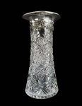 BACCARAT E PRATA DE LEI  LINDO FLOREIRO  EM CRISTAL COM GUARNIÇÃO EM PRATA DE LEI. ELEGANTE FEITIO DE CORNETA. MARCAS DA PRATA PARA CIDADE DE BIRMINGHAM E LETRA DATA PARA O ANO DE 1910. O CRISTAL TEM LAPIDAÇÃO HOBSTARS AND DIAMONDS. A GUARNIÇÃO EM PRATA TEM O CORPO LISO FINALIZANDO NA INTERCECÇÃO COM O CRISTAL EM ANÉIS CONCÊNTRICOS E GUIRLANDAS FLORAIS QUE AVANÇAM SOBRE O CRISTAL. INICIO DO SEC. XX. 24,5 CM