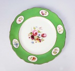 DUQUE DE CAXIAS RARÍSSIMO PRATO EM PORCELANA PERTENCENTE AO SERVIÇO DO DUQUE DE CAXIAS, LUIZ ALVES DE LIMA E SILVA UM DOS QUATRO DUQUES BRASILEIROS (O ÚNICO SEM SANGUE REAL) . ABA NA TONALIDADE VERDE COM RESERVAS FLORAIS PINTADAS MANUALMENTE. ARREMATES EM OURO. CALDEIRA COM EXUBERANTE RESERVA FLORAL. ESSE SERVIÇO FOI APREGOADO EM LEILÃO EM 1928 ADQUIRIDO PELO COLECIONADOR INACIO AREAL REALIZADO PELO LEILOEIRO DA ÉPOCA, BASTOS DIAS. DEPOIS EM 1983 FOI LEILOADO POR FERNANDO SOARES EM SÃO PAULO ESSA PEÇA EM PREGÃO TAMBÉM ESTÁ REPRODUZIDA NO CATÁLOGO DO LEILÃO REFERIDO ACIMA (O DE FERNANDO SOARES) E FOI REPRODUZIDA EM MATÉRIA DA DÉCADA DE 90 SOBRE INVESTIMENTO EM MERCADO DE ARTES (VIDE FOTOS DA MATÉRIA E DO CATÁLOGO DO LEILÃO). PEÇA DESSE APARELHO ESTA REPRODUZIDA A PÁGINA 209 DO LIVRO LOUÇA DA ARISTOCRACIA DO BRASIL POR JENNY DREYFUS. FRANÇA, SEC. XIX. 26 CM DE DIAMETRO NOTA: Luís Alves de Lima e Silva (25/8/1803-7/5/1880) nasce em Vila do Porto da Estrela, em uma família de militares. É declarado cadete aos 5 anos. Em 1823, com apenas 20 anos, participa da campanha pelo reconhecimento da independência na Bahia como tenente. Promovido a capitão, conduz a linha de frente brasileira na Guerra da Cisplatina em 1825. É nomeado major e chefia o batalhão do imperador até 1831. Em 1840 combate os focos de resistência ao governo central no Maranhão e no Piauí. Em recompensa pela pacificação das duas províncias, é elevado ao posto de brigadeiro e recebe o título de barão de Caxias. Como comandante das Armas da Corte, reprime a Revolução Liberal de 1842 em São Paulo e em Minas Gerais e dirige as tropas imperiais contra a Revolta dos Farrapos. Em 1845, dom Pedro II o indica para o Senado pelo Rio Grande do Sul. Lidera as tropas do Exército nas guerras platinas em 1851 e exerce, depois, a Presidência da província gaúcha. Em 1866 chefia as forças brasileiras na Guerra do Paraguai e conquista Assunção em 1869. No mesmo ano recebe o título de duque de Caxias. Morre na cidade de Barão de Juparanã, no Rio de Janeiro. Duque de Caxias (Luís Alves de Lima e Silva) (1803-1880) foi um militar brasileiro. É o Patrono do Exército. Foi um dos maiores vultos da nossa história. Foi chamado de O Pacificador. No dia 25 de agosto, dia do seu nascimento, é comemorado o dia do soldado. Luís Alves de Lima e Silva nasceu na fazenda São Paulo, no Taquaraçu, próximo da Vila Estrela, hoje município de Duque de Duque de Caxias, Rio de Janeiro, no dia 25 de agosto de 1803. Filho de Francisco de Lima e Silva e de Cândida de Oliveira Belo cresceu em meio a uma família de militares. Seu avô, José Joaquim de Lima e Silva, um militar português, imigrou para o Brasil em 1767 e se instalou no Rio de Janeiro, então capital do país. Seu pai foi brigadeiro do Exército Imperial e membro da Regência-Trina durante a menoridade de Dom Pedro II. No dia 22 de novembro de 1808, o 1.º Regimento de Infantaria de Linha, comandado por seu avô, recebia o novo soldado com cinco anos, apenas uma homenagem a seu avô, o Ministro da Guerra. Entre 1809 e 1817, estudou no Seminário São Joaquim (hoje Colégio Pedro II). Em 1818, Luís Alves entrou para a Escola Militar do Largo do São Francisco, onde permaneceu até 1821. Foi cadete, alferes e tenente. Quando concluiu o curso, foi incorporado ao 1.º Batalhão de Fuzileiros. Em 1822, o Brasil torna-se independente e Luís Alves ingressa no Batalhão do Imperador, comandado por seu tio José Joaquim de Lima e Silva. Em 1823, participou da luta no combate aos soldados portugueses da Bahia que relutavam a aceitar a Independência do país. Com a vitória do Batalhão, Luís Alves foi promovido a Capitão e com 21 anos recebia a Imperial Ordem do Cruzeiro, das mãos de D. Pedro I. Em 1825, Luís Alves foi chamado para mais uma vez manter a unidade nacional, desta vez na Campanha da Cisplatina conflito ocorrido entre o Brasil Império e as Províncias Unidas do Rio da Prata, pela posse da "Província Cisplatina", no Uruguai. Três vezes foi citado por bravura. Ganhou as insígnias de Major e as comendas da Ordem de São Bento de Ávis e a ordem da Rosa. Em 1831, após a abdicação de D. Pedro I, Luís Alves foi um dos poucos que permaneceu ao lado do monarca. Foi chamado pelo ministro da Justiça, Padre Feijó, para organizar o Batalhão Sagrado, para manter a ordem no Rio de Janeiro, evitando a anarquia. Nesse mesmo ano, organizou a Guarda Municipal, que depois foi transformada em Guarda Municipal Permanente. Em 1832 a Guarda Municipal lutou contra a tentativa de derrubar a Regência-Trina, durante a menoridade de Dom Pedro II. No dia 2 de fevereiro de 1833, Duque de Caxias casa-se com Ana Luísa do Loreto Carneiro Vianna de apenas 16 anos, neta da Baronesa de São Salvador de Campos. Em dezembro do mesmo ano nasce Luísa de Loreto. Em 24 de junho de 1836 nasce sua segunda filha, Ana de Loreto. O filho Luís Alves Júnior faleceu na adolescência. Em 1837, com 34 anos, Luís Alves foi promovido a Tenente-Coronel, em seguida, deixou o comando da Guarda Permanente. Em 1839, foi nomeado comandante-geral das forças militares do Maranhão e presidente da Província. Sua missão: sufocar a revolta dos que se opunham ao governo provincial e ocupavam acidade de Caxias. Conhecida como Balaiada, a campanha de Lima e Silva saiu vitoriosa. Em 1841, de volta ao Rio de Janeiro, Luís Alves é promovido a General-Brigadeiro e recebeu o título de Barão de Caxias, referência à cidade que conseguiu pacificar. Em 1842, o Barão de Caxias foi nomeado "Comandante das Armas da Corte", cargo já ocupado por seu pai. Nessa época, eclodiu a revolução liberal em São Paulo e Minas Gerais, que Caxias reprimiu com facilidade e entrou em Sorocaba, onde enfrentou seu antigo chefe, o Padre Feijó. Em Minas Gerais, destacou-se no combate de Santa Luzia, decisivo para a vitória. Ao voltar, reassume o comando das armas, como o Pacificador. Após pacificar três províncias, faltava só o Rio Grande do Sul onde a Guerra dos Farrapos entrava no seu sétimo ano. Foi nomeado "presidente da província do Rio Grande do Sul"e "Comandante das Armas". Reorganizou as forças imperiais e depois de dois anos saiu vitorioso. Com a vitória, na Guerra dos Farrapos, Caxias foi agraciado com o título de Conde, em 2 de abril de 1845 e escolhido para o Senado por Dom Pedro II, mandato que exerceu junto com seu pai. Em 1855 foi nomeado para a Pasta da Guerra e em 1862 para "Presidente do Conselho". Nesse mesmo ano, foi promovido a Marechal Graduado do Exército. Caxias combateu em vários conflitos de fronteira no Sul do Brasil e voltou vitorioso ao Rio de Janeiro, quando, recebeu o título de Marquês. A Guerra do Paraguai foi o maior conflito armado ocorrido na América do Sul, na bacia do rio da Prata, que envolveu Paraguai, Argentina, Uruguai e Brasil. O Paraguai era o país que havia alcançado um certo progresso econômico autônomo e seu presidente Solano López resolveu ampliar o território paraguaio e criar o Paraguai Maior, anexando regiões da Argentina, do Uruguai e do Brasil (como Rio Grande do Sul e Mato Grosso), com o objetivo de conquistar o acesso ao Atlântico. Em 1864, o Paraguai ordenou o aprisionamento do navio brasileiro Marquês de Olinda, no rio Paraguai. A resposta brasileira foi a imediata declaração de guerra ao Paraguai. Em 1865, o Paraguai invadiu o Mato Grosso e o Norte da Argentina, e os governos do Brasil, Argentina e Uruguai criaram a Tríplice Aliança contra Solano López. O Brasil, Argentina e Uruguai contavam com o apoio inglês, recebendo empréstimos para equipar e manter poderosos exércitos. Depois de algumas derrotas, em 1867, Luís Alves de Lima e Silva, então Marquês de Caxias, assumiu o comando das forças militares imperiais, vencendo rapidamente importantes batalhas como as de Itororó, Avaí, Angosturas e Lomas Valentinas, chamadas dezembradas por terem ocorrido no mês de dezembro de 1868. Finalmente Assunção foi ocupada em 5 de janeiro de 1869. Após a vitória do Brasil na Guerra do Paraguai, Caxias com 66 anos recebe o título de Duque, com medalhas e condecorações. No dia 23 de março de 1874 morre sua esposa. Em 1875, o Duque de Caxias foi nomeado, por Dom Pedro II, para a presidência do Conselho de Ministros e assume também o Ministério da Guerra. Era um Gabinete que serviria à princesa Isabel na ausência do Imperador. Em 1877, cansado e doente, Duque de Caxias se retira para a fazenda do Barão de Santa Mônica, de seu genro, hoje Ji-Paraná, Rio de Janeiro. No dia 7 de maio de 1880, às 20 horas e 30 minutos, fechava os olhos para sempre aquele bravo militar e cidadão que vivera no seio do Exército para glória do próprio Exército. No dia seguinte, em trem especial, chegava na Estação do Campo de Santana o seu corpo, vestido com o seu mais modesto uniforme de Marechal de Exército, trazendo ao peito apenas duas das suas numerosas condecorações, as únicas de bronze: a do Mérito Militar e a Geral da Campanha do Paraguai, tudo consoante suas derradeiras vontades expressas. Outros desejos testamentários são respeitados: enterro sem pompa; dispensa de honras militares; o féretro conduzido por seis soldados da Guarnição da Corte, dos mais antigos e de bom comportamento, aos quais deveria ser dada a quantia de trinta cruzeiros (cujos nomes foram imortalizados no pedestal de seu busto, no passadiço do Conjunto Principal antigo da Academia Militar das Agulhas Negras); o enterro custeado pela Irmandade da Santa Cruz dos Militares; e seu corpo não embalsamado. Quantas vezes o caixão foi transportado, suas alças foram seguras por seis Praças de Pré do 1º e do 10º Batalhão de Infantaria. No ato do sepultamento, o grande literato Visconde de Taunay, então Major do Exército, proferiu alocução assim concluída: "Carregaram o seu féretro seis soldados rasos; mas, senhores, esses soldados que circundam a gloriosa cova e a voz que se levanta para falar em nome deles, são o corpo e o espírito de todo o Exército Brasileiro. Representam o preito derradeiro de um reconhecimento inextinguível que nós militares, de norte a sul deste vasto Império, vimos render ao nosso velho Marechal, que nos guiou como General, como protetor, quase como pai, durante 40 anos; soldados e orador, humilde todos em sua esfera, muito pequenos pela valia própria, mas grandes pela elevada homenagem e pela sinceridade da dor". Seu testamento lavrado em 23 de abril de 1874 mostra que esse grande brasileiro que defendeu invictamente o Brasil por tantas vezes e ocupou posições tão importantes morreu sem muitos bens, mas buscando honrar sua pátria e o serviço a ela prestado. Reza o texto de suas últimas vontades expressas: Em Nome de Deus Amém: Eu, Luiz Alves de Lima, Duque de Caxias, achando-me com saúde e meu perfeito juízo, ordeno o meu testamento, da maneira seguinte: sou católico romano, tenho nesta fé vivido, e pretendo morrer. Sou natural do Rio de Janeiro, batizado na freguesia de Inhamerim; filho legítimo do Marechal Francisco de Lima e Silva, e de sua legítima Mulher, dona Mariana Cândida Bello de Lima, ambos já falecidos. Fui casado a face da Igreja com a virtuosa dona Anna Luiza Carneiro Viana de Lima, Duquesa de Caxias, já falecida, de cujo matrimônio restam dois filhos que são Luiza e Anna, as quais se acham casadas; a primeira com Francisco Nicolas Carneiro Nogueira da Gama, e a segunda, com Manoel Carneiro da Silva, as quais são as minhas legítimas herdeiras. Declaro que nomeio meus testamenteiros, em 1º lugar, o meu genro Francisco Nicolas, em 2º meu genro Manoel Carneiro, em 3º meu irmão e amigo, o Visconde de Tocantins, e lhes rogo que aceitem esta testamentária, da qual só darão contas no fim de dois anos. Recomendo a estes que quero que meu enterro seja feito, sem pompa alguma, e só como irmão da Cruz dos Militares, no grau que ali tenho. Dispensando o estado da Casa Imperial, que se costuma a mandar aos que exercem o cargo que tenho. Não desejo mesmo, que se façam convites pro meu enterro, porque os meus amigos que me quiserem fazer este favor, não precisam dessa formalidade e muito menos consintam os meus filhos que eu seja embalsamado. Logo que eu falecer deve o meu testamenteiro fazer saber ao Quartel General, e ao ministro da Guerra que dispenso as honras fúnebres que me pertencem como Marechal do Exército e que só desejo que me mandem seis soldados, escolhidos dos mais antigos, e melhor conduta, dos corpos da Guarnição, pra pegar as argolas do meu caixão, a cada um dos quais o meu testamenteiro, no fim do enterro, dará 30$000 de gratificação. Declaro que deixo ao meu criado, Luiz Alves, quatrocentos mil réis e toda a roupa do meu uso. Deixo ao meu amigo e companheiro de trabalho, João de Souza da Fonseca Costa, como sinal de lembrança, todas as minhas armas, inclusive a espada com que comandei, seis vezes, em campanha, e o cavalo de minha montaria, arreado com os arreios melhores que tiver na ocasião da minha morte. Deixo à minha irmã, a Baroneza de Suruhi, as minhas condecorações de brilhantes da ordem de Pedro I como sinal de lembrança e a meu irmão, o Visconde de Tocantins, meu candieiro de prata, que herdei do meu pai. Deixo meu relógio de ouro com a competente corrente ao Capitão Salustiano de Barros Albuquerque, também como lembrança pela lealdade com que tem me servido como amanuense. Deixo à minha afilhada Anna Eulália de Noronha, casada com o Capitão Noronha, dois contos de réis. Cumpridas estas disposições, que deverão sair da minha terça, tudo o mais que possuo será repartido com as minhas duas filhas Anna e Luiza, acima declaradas. Mais nada tenho a dispor, dou por findo o meu testamento, rogando as justiças do país, que o façam cumprir por ser esta a minha última vontade escrita por mim e assinada. Rio de Janeiro, 23 Abr 1874 - Luis Alves de Lima Duque de Caxias.