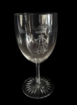 BARÃO DE ARARY (2.)  TAÇA PARA AGUA EM CRISTAL DE BACCARAT . FUSTE SERRILHADO. SOB A BASE LAPIDAÇÃO EM ESTRELA.  NO CORPO INICIAS BA ENTRELAÇADAS (BARÃO DE ARARY) SOB COROA DE BARÃO COM GRANDEZA. EXEMPLAR DESSE MESMO SERVIÇO E IDENTICA A ESTA É REPRODUZIDO NA PAGINA 129 DO LIVRO O CRISTAL NO IMPÉRIO DO BRASIL DE VIEIRA ET AL. FRANÇA, SEC. XIX. 16 CM DE ALTURANOTA: José Lacerda Guimarães, segundo barão de Arari, (Atibaia, ?  ?, ?-Caxambu 12-10-1897) foi um fazendeiro brasileiro, com propriedades na região de Limeira, tendo sido o fundador do núcleo urbano de Araras juntamente com seu irmão, Bento de Lacerda Guimarães, barão de Araras. Filho do proprietário rural Antônio Correia de Lacerda Guimarães e de Maria Franco. Casou-se em primeiras núpcias com sua prima Clara Franco de Camargo, com a qual teve nove filhos, e em segundas com sua sobrinha Maria Dalmácia de Lacerda Guimarães, filha de seu irmão, o barão de Araras, com a qual teve cinco filhos. São suas netas a socialite Carmen Therezinha Solbiati Mayrink Veiga e a irmã, Nerina Roseli Canto Solbiati. Foi um grande negociante internacional de café através de sua exportadora J. F. de Lacerda & Cia.  Em junho de 1884, a J. F. de Lacerda & Cia. tornou-se uma casa comissária e exportadora, sendo uma empresa essencialmente familiar organizada na forma de sociedade comanditária com capital de 600 contos de réis e com os seguintes sócios: os primos Joaquim Franco de Lacerda (200 contos de réis) e Antonio de Lacerda Franco (200 contos de réis) como sócios solidários; Joaquim Franco de Camargo Junior (140 contos de réis)  tio dos sócios citados  e João Soares do Amaral (60 contos de réis)  cunhado de Joaquim Franco de Lacerda  como sócios comanditários. A casa era gerenciada por Antonio de Lacerda Franco  que receberia 15 contos anuais para essa função  e tinha sede na cidade de Santos e uma filial na capital do Império, sendo sua finalidade o comércio de comissão em geral, compra e venda de café nas praças de Santos e Rio de Janeiro e exportação para o exterior por conta própria ou de terceiros. Para a função exportadora da casa, os Lacerda Franco montaram uma subsidiária na cidade portuária francesa do Havre, que era um importante destino do café santista. A Lacerda & Cia. era uma firma com capital social de 1 milhão de francos constituída pelos seguintes sócios: Joaquim Franco de Lacerda (300 mil francos) e Antonio de Lacerda Franco (300 mil francos) como sócios solidários; e José de Lacerda Guimarães (400 mil francos) como sócio comanditário, ele que era pai do primeiro e tio do segundo. A casa comissária e exportadora dos Lacerda Franco teria importante papel em uma conjuntura extremamente favorável ao negócio cafeeiro. A partir de 1886, iniciava-se um novo ciclo de alta nos preços internacionais do café, que se mantiveram elevados até 1896 nos grandes mercados importadores, como Estados Unidos e França. No porto de Santos, em que pese o predomínio das casas estrangeiras na exportação do café  firmas estadunidenses, inglesas, francesas e alemãs -, a J. F. de Lacerda & Cia., única casa nacional entre os 12 maiores exportadores santistas, foi a empresa que exportou a maior quantidade do café paulista no biênio 1885-1886, com a marca de 489.309 sacas que corresponderam a 13,2% do total de café exportado através de Santos. Na metade da década de 1880, os Lacerda Franco comandavam a exportação cafeeira santista, condição que foi ratificada com a eleição de Antonio de Lacerda Franco para a presidência da Associação Comercial de Santos no período 1887-1888. Esse controle vinha das estreitas ligações com importantes cafeicultores paulistas, como José de Lacerda Guimarães, que, ao abrir uma conta-corrente na casa, possibilitava à empresa a obtenção do café a ser exportado. Nesse sistema de contas-correntes, a casa também funcionava como um banco para o fazendeiro, que tanto lhe adiantava crédito para as safras quanto fazia pagamentos a terceiros em nome do correntista. O negócio tornou o Barão de Arary uma das maiores fortunas do Império na década de 1880.Em 1917 a Baronesa viúva de Arary, sobrinha do titular, Dona Maria Dalmácia de Lacerda Guimarães (1851-1952) ergueu um magnifico palacete na Avenida Paulista na cidade de São Paulo. - O Palacete foi projetado pelo arquiteto Victor Dubugras, considerado por alguns como o maior arquiteto que São Paulo já teve, mas sem dúvida o maior representante do estilo Art-nouveau na cidade. Há vários registros de festas e eventos que aconteceram na casa incluído alguns casamentos de membros da família. Demolido na década de 1950 o endereço abriga um condomínio residencial de nome  Baronesa de Arary, o primeiro a ser erguido nessa avenida. A curiosidade com relação a  personalidade da baronesa é que durante anos militou no movimento pró Republica apoiando inclusive a fundação do Partido Republicano Paulista, um dos primeiros pro Republica, ao lado de Prudente de Moraes, Cerqueira Cesar e Júlio Mesquita.  Não havia evento social de caridade sem a presença da Baronesa, seja na organização ou como convidada, essa incansável senhora veio a falecer com 101 anos, fato que foi noticiado em todos os jornais da cidade. 