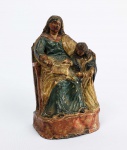 santana mestra  linda escultura setecentista em terracota policromada representando a virgem menina sendo ensinada por sua mãe. peça para colecionador! brasil, sec. xviii. 16 cm de alturaNOTA: A figura de Santana Mestra é figura de veneração recorrentemente representada no período do alto barroco no séc. XVIII em Portugal e em suas colônias. Na arte barroca, a iconografia de SantAnna evoca mais a educação de Maria do que sua concepção e genealogia. Dois tipos iconográficos ressaltam este tema: SantAnna Mestra e SantAnna Guia. Nessas representações Maria é sempre menina, mesmo quando apresentada como uma mulher em miniatura. Ela já tem idade para aprender questões religiosas e morais. O tipo iconográfico de SantAnna Mestra foi criado no século XIII ou antes, possivelmente na Inglaterra. O livro que Anna carrega é seu atributo essencial. O livro indica que os dois tipos iconográficos convergem para o mesmo significado fundamental. Tudo leva a crer que este significado foi responsável pela difusão intensa desta iconografia de SantAnna como educadora em Minas. No mundo lusitano, o culto da imagem de SantAnna Mestra era estimulado através de indulgências prometidas aos que orassem diante das imagens representadas em gravuras ou pinturas como no caso desta em pregão. O que SantAnna ensinava a sua filha? O conteúdo do livro aberto de SantAnna Mestra é raramente indicado em esculturas e gravuras (por exemplo: Salmo 24 e Deus). No entanto, há gravuras portuguesas que revelam o sentido do ensinamento, por apresentarem inscrições na parte inferior da estampa (Psal. 118 e Prov. 4). Nas obras do século XVIII, a religião e a virtude compunham a essência da educação da Virgem, e estes valores davam sentido às imagens de SantAnna Mestra, norteando os devotos que as contemplavam. A iconografia da Contra-Reforma revela que a forma mais significativa de uma mãe ser santa foi sendo mestra e guia. A santa do livro é onipresente no catolicismo setecentista das Minas. Mais do que um instrumento do saber, o livro é um canal de comunicação, destinado a Maria e aberto também ao fiel que contempla a imagem (Mãe, mestra e guia: uma análise da iconografia de SantaAnna Maria Beatriz de Mello e Souza).