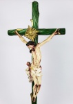 MAGNÍFICO CRUCIFIXO EM MADEIRA POLICROMADA E DOURADA DE MANUFATURA MINEIRA SETECENTISTA. RESPLENDOR EM PRATA DE LEI COM VERMEIL. CRUZ DO TIPO ÁRVORE DA VIDA COM FEITIO DE TRONCOS E ARREMATES EM OURO. BASE SIMULANDO GÓLGOTA. CRISTO LONGILINEO, ELEGANTE E DECORADO COM GOTAS CHAMADAS SANGUE DE DRAGO, QUE SIMULAM RUBIS. COROA DE ESPINHOS EM METAL PATINADO EM VERDE. OS GRANDES CRAVOS CRAVOS SÃO TAMBÉM EM PRATA DE LEI COM VERMEIL. TRATA-SE DE LAVRA ERUDITA DA BOA PRODUÇÃO MINEIRA DO SEC. XVIII. 80 CM DE ALTURA (CRUZ) E CRISTO 22 CM DE ALTURA