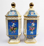 SEVRES  LINDO PAR DE RAROS VASOS OCTAGONAIS COM TAMPAS. LUXURIANTE DECORAÇÃO COM FACETAS EM AZUL CELESTE PINTADAS COM DUAS RESERVAS CONTENDO MEDALHÕES FLORAIS E DUAS QUE CONTÉM SÍMBOLOS DE AMOR E ENLACE MATRIMONIAL SENDO CASAL DE POMBOS, GUIRLANDA, CHASMA DO AMOR ETERNO, ARCO E FLECHA DO DEUS CUPIDO E INSTRUMENTOS MUSICAIS (CÍTARA, Musette de cour) LIGADOS A COMPOSIÇÕES DE AMOR. FARTA DEOCRAÇÃO EM OURO. TRATA-SE PROVAVELMENTE DE UM PRESENTE DE NÚPCIAS. POSSUI MARCA DA MANUFATURA E MONOGRAMA DO DECORADOR MC. EXCELENTE ESTADO DE CONSERVAÇÃO! FRANÇA, FINAL DO SEC. XIX. 31 CM DE ALTURANOTA: Os vasos octógonos de Sevres em dois tamanhos diferentes foram introduzidos na produção em 1769.O modelo de gesso é preservado nos arquivos de Sèvres e foi rotulado como vasooctogonono inventário de 1814, Umpar de vasos octogonos de segundo tamanho, datado de 1773, é preservado na Coleção Wallace (Rosalind Savill,Catálogo de Sèvres Porcelain, Vol. I, C316-17)Outro par, possivelmente decorado mais tarde, foi encontrado por Tamara Préaud na venda de Lapeyrière, Paris, em 19 de abril de 1825, e na venda de Houssey, Paris, de 16 a 19 de março de 1836,estiveram mais tarde na coleção de Dickins The Dickins Collection of Porcelain. Em 1769, Jean Baptiste Etienne Genest, chefe da oficina de pintores, ganhou 72 libras para pintar um vaso octógono. Os detalhes dos pagamentos ao Genest mostram que a pintura do vaso octogono era a mais cara.