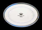 BARÃO DE ÁGUA BRANCA - JOAQUIM ANTONIO DE SIQUEIRA TORRES (ÁGUA BRANCA, ALAGOAS, 1808-1888). MUITO RARO COVILHETE EM PORCELANA. BORDA COM BARRADO EM AZUL CELESTE EMOLDURADO POR FILETES EM OURO. NA TRANSIÇÃO ENTRE A ABA E A CALDEIRA UM ANEL EM AZUL CELESTE. AO CENTRO RESERVA COM COROA DE BARÃO COM GRANDEZA E A INSCRIÇÃO BARÃO DE ÁGUA BRANCA. PERTENCEU AO SERVIÇO DO CAPITÃO MÓR  JOAQUIM ANTONIO DE SIQUEIRA, BARÃO DE ÁGUA BRANCA. SOBRE ESSE COVILHETE EM PARTICULAR E A TAÇA DO PRÓXIMO ÍTEM EXISTE UMA INTERESSANTE HISTÓRIA QUE VALE A PENA SER CONTADA: Nos idos da década de 1940, o avô de nosso comitente trabalhava junto ao Governador de Alagoas, certa feita em viagem ao interior do Estado a comitiva do governador visitou a cidade de Água Branca, na região do sertão, já divisa com o Estado de Pernambuco. Ali foram recepcionados com a pompa adequada ao mandatário máximo do estado como era costumeiro na época. O almoço foi servido no antigo solar do Capitão Mór Joaquim Antônio da Siqueira Torres, BARÃO DE ÁGUA BRANCA. Habitavam o solar, seus descendentes chefes políticos regionais (o solar ainda é de propriedade da família). Em honra ao governador a mesa para o banquete foi apresentada com a louça do titular e lindos cristais coloridos de baccarat que também pertenceram a ele. No decorrer da refeição o avô do comitente comentou que gostava muito de louças brasonadas elogiando o serviço. Os familiares agradeceram o reconhecimento e o banquete continuou transcorrendo. Ao final, o governador levantou-se da sua cadeira colocada ao lado do anfitrião e sob os olhares da família entornou em um só gole o conteúdo da taça, secando-a com o guardanado e colocando-a em um bolso do paletó. Depois pegou esse covilhete apregoado no lote, virou a a travessa sobre um prato, esfregou nela um guardanapo para retirar o alimento e colocou-o no outro bolso. Isso tudo sob os olhos da família que nada pode fazer a não ser não comentar o assunto. Como poderiam reclamar do comportamento do governador? Já fora da residência o governador retirou as peças do bolso e entregou-as ao avô do comitente: Você gostou, são pra você! PEÇAS DESSE SERVIÇO SÃO RARÍSSIMAS NO MERCADO PORQUE O BARÃO TEVE UMA GRANDE DESCENDÊNCIA E A LOUÇA ESTÁ EM PODER DA FAMÍLIA DESDE A ENCOMENDA PRATICAMENTE NÃO FOI DISPERSADA. REPRODUZIDO À PÁGINA 234 DO LIVRO LOUÇA DA ARISTOCRACIA NO BRASIL, POR JENNY DREYFUS. FRANÇA, SEC. XIX. 25 CM DE COMPRIMENTO.NOTA: Joaquim Antônio de Siqueira Torres nasceu no dia 8 de dezembro de 1808 e faleceu no dia 29 de janeiro de 1888. Fez-se um próspero empresário atuando na agropecuária e no comércio, o que lhe rendeu a projeção para ser indicado como chefe político do Partido Liberal e assumir o comando da Guarda Nacional no município, ocupando o posto de capitão e depois de tenente-coronel. O seu primeiro casamento foi com Joaquina Vieira Sandes. Tiveram três filhos: Severino Pompeu de Siqueira Torres, Minervina de Siqueira Torres e Joana de Siqueira Torres. Joaquina faleceu precocemente. No segundo casamento, com sua cunhada Joana Vieira Sandes irmã mais nova de Joaquina , tiveram os seguintes filhos: Misseno de Siqueira Torres; padre Cícero Joaquim de Siqueira Torres; juiz de direito Miguel Arcanjo de Siqueira Torres;Manuel Vieira de Siqueira Torres; engenheiro geografo, deputado e senador estadual Antônio Vieira de Siqueira Torres; capitão da guarda nacional Alexandre Vieira de Siqueira Torres; engenheiro Luiz Vieira de Siqueira Torres, que também foi senador federal e vice-governador do estado de Alagoas; Brandina Vieira de Siqueira Torres; Manoel Antônio Firmino de Godoy e Cecilia Dourado. Joana Vieira Sandes nasceu em Água Branca no dia 30 de dezembro de 1830 e morreu no dia 27 de dezembro de 1923, com 93 anos de idade. Um dos maiores feitos de Joaquim Antônio de Siqueira Torres foi a construção da Igreja Matriz de Água Branca. Avalia-se que gastou parte considerável de sua fortuna para erguer um dos mais belos templos do país. Esse desprendimento foi reconhecido pelo imperador D. Pedro II, que lhe concedeu, pelo Decreto Imperial de 15 de novembro de 1879, o título de barão, e do Papa Leão XIII recebeu a comenda da Ordem de São Gregório Magno.