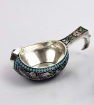 RUSSIA IMPERIAL PRATA DE LEI  NIKOLAI STRULEV - LINDO KOVSH EM PRATA DE LEI ESMALTADA DECORADA COM PADRÃO DE FOLHAGENS GIRATÓRIAS EMOLDURAS POR DUAS FILEIRAS DE CONTAS DECORATIVAS DE TURQUESA. MARCAS DO PRATEIRO NOLOLAI STRULEV DA CIDADE DE MOSCOU E CHANCELA DO ENSAIADOR IVAN SERGEYEVICH LEBEDKIN COM FUNÇÃO ENTRE 1898 E 1914. O KOVSH É UM OBJETO DE ALTO COLECIONISMO MUNDIAL E ATINGE NOS MAIS IMPORTANTES LEILÕES DO MUNDO CIFRAS QUE ALCAÇAM MILHARES DE LIBRAS COMO OS DA CHRISTIE (https://www.christies.com/lotfinder/Lot/a-russian-silver-gilt-and-cloisonne-enamel-kovsh-5444611-details.aspx). MOSCOU, RÚSSIA IMPERIAL, SEC. XIX/XX. 11 CM DE COMPRIMENTO. NOTA: O Kovsh é um utensilio com feitio de nave típico da Rússia. Era oval como um barco com uma única alça. Originalmente o Kovsh era feito de madeira e usado para servir e beber hidromel, conforme objetos arqueológicos escavados a partir do século X. O Kovsh de metal começou a aparecer por volta do século XIV, embora também continuasse a ser esculpido em madeira e frequentemente pintado com estilo campônio . No século XVII, o Kovsh era frequentemente um ornamento em vez de objeto de uso prático, e no século XIX foi elaboradamente fundido em metais preciosos para apresentação como um presente oficial do governo czarista. Os kovshi maiores, conhecidos como vynosny, eram compartilhados entre os companheiros de jantar, os menores conhecidos como piti eram dados a cada convidado. Os kovshi menores, de tamanho individual, eram às vezes utilizados como uma concha, usados para despejar a bebida de um kovsh maior. Para fins de apresentação, os kovshi menores usados como conchas eram frequentemente enganchados no lado do kovshi maior. Talvez a forma mais famosa de kovshi seja a zhalovannye. Esta forma de kovshi era popular por volta do século dezenove que é a forma do presente item apresentado no lote. Os zhalovannye quase perderam a sua função como taças e começaram a ser feito para fins decorativos. Eles foram freqüentemente concedidos como presentes dos czares a leais defensores do império, muitas vezes o zhalovannye teria sido gravado com o nome do destinatário ao lado. Um exemplo do presente de um kovshi é o czar Pedro I, o Grande, que apresenta a Frederico Augusto I da Saxônia um lindo kovshi feito de ouro e Niello, maravilhosamente decorado com pérolas e safiras.