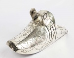 RARA SAPATA DE MONTARIA FEMININA EM PRATA DE LEI RICAMENTE CINZELADA COM MOTIVOS VEGETALISTAS E REPUXADA. AS SAPATAS DE MONTARIA FEMININA ERAM USADAS POR MULHERES DA ELITE QUE CAVALGAVAM COMO DEVERIAM AS DAMAS, PERNAS DE UM ÚNICO LADO DO CAVALO FIRMADAS NA SELA PRÓPRIA DENOMINADA CILHÃO DE ONDE PENDIA ESSE ESTRIBO CHAMADO SAPATA. OS HOMENS USAVAM SAPATAS DUPLAS PORQUE CAVALGAVAM COM AS PERNAS ENTRE A CELA. (DOS DOIS LADOS DO CAVALO). BRASIL, INICIO DO SEC. XIX. 22 CM DE COMPRIMENTO.