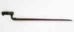 GUERRA CIVIL AMERICANA  Baioneta do Rifle de mosquete Enfield  1853 com sua bainha de proteção.  Marcas do Arsenal Americano: US. EXCELENTE ESTADO DE CONSERVAÇÃO! SEC. XIX. 56 CM DE COMPRIMENTO. NOTA: Esta é uma baioneta fabricada do período de 1853 a 1870. Elas permaneceram em serviço até cerca de 1875. Estas baionetas foram usadas extensivamente  em ambos os lados - na Guerra Civil Americana. Foi a segunda arma de infantaria mais usada na guerra, superada apenas pelo modelo 1861 rifle de mosquete Springfield . Este exemplar não tem marcas do governo britânico, indicando que provavelmente foi importado para os EUA durante a Guerra Civil Americana por isso possui a gravação US (UNITED STATES). O Enfield foi o segundo rifle mais empregado na Guerra Civil Americana. Estima-se que mais de 900.000 Enfields P53 foram importados para a América e foram utilizados em todos os principais combates da Batalha de Shiloh (abril de 1862) e do cerco de Vicksburg(Maio de 1863), para as batalhas finais de 1865. A arma era muito procurada nas fileiras da Confederação.
