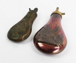 DOIS POLVORINHOS EM METAL DOTADOS DE DOSADORES PARA SAIDA DA PÓLVORA. AMBOS SÃO EUROPEUS. UM DELES TEM DECORAÇÃO RELEVADA COM BANDEIRAS, CANHÕES, MOSQUETES, PISTOLAS E LANÇAS, PROVAVELMENTE INGLES (21 CM DE ALTURA).O OUTRO TEM DECORAÇÃO RELEVADA DE FLOR DE LIZ, COM 16 CM DE ALTURA (PROVAVELMENTE FRANCÊS). PEÇAS BASTANTE COLECIONAVEIS E MUITO BONITAS! EUROPA, SEC. XIX. 