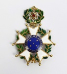 ORDEM DO CRUZEIRO DO SUL  COMENDADOR- HISTÓRICA COMENDA EM PRATA DE LEI COM VERMEIL E ESMALTES CONFERIDA PELO GOVERNO PROVISÓRIO REPUBLICANO DO MARECHAL DEODORO DA FONSECA POUCOS MESES APÓS O GOLPE MILITAR QUE POS FIM AO REGIME MONÁRQUICO NO BRASIL.AINSÍGNIA DA ORDEM É UMAESTRELADE CINCO BRAÇOS ESMALTADOS DE BRANCO E ORLADOS DE PRATA DOURADA, ASSENTADA SOBRE UMA COROA E ENCIMADA POR UMA GRINALDA, AMBAS FEITAS DE FOLHAS DE FUMO E CAFÉ, TENDO, NO CENTRO, EM CAMPO AZUL CELESTE, A CONSTELAÇÃO DO CRUZEIRO DO SUL, ESMALTADA DE BRANCO E, NA CIRCUNFERÊNCIA, EM CÍRCULO AZUL FERRETE, A LEGENDA BENEMERENTIUM PRAEMIUM EM OURO POLIDO. NO REVERSO A EFÍGIE DA REPÚBLICA, EM OURO COM A LEGENDA ESTADOS UNIDOS DO BRASIL".  QUATRO MESES  APÓS O GOLPE REPUBLICANO O PRESIDENTE DEODORO DA FONSECA EDITOU UM DECRETO REVOGANDO TODAS AS CONDECORAÇÕES IMPERIAIS EXCETO A ORDEM DE AVIZ, PARA OS MILITARES E A ORDEM DO CRUZEIRO DESTINADA A DISTINÇÃO DOS CIVIS. A JOVEM E FRÁGIL REPÚBLICA CARECIA DE GALARDÕES PARA  CONTEMPLAR SEUS APOIADORES E A SOLUÇÃO FOI MANTER DUAS CONDECORAÇÕES REMANESCENTES DO REGIME MONARQUICO POR UM PERÍODO DE OITO MESES ATÉ QUE A CONSTITUIÇÃO DE 1891 AS ABOLISSE COMPLETAMENTE. O PRÓPRIO DEODORO QUE HAVIA SIDO CONDECORADO COM A ORDEM IMPERIAL DO CRUZEIRO EM 1866 VALORIZAVA AS CONDECORAÇÕES ALEGANDO QUE ERAM FRUTO DE MÉRITO. DEODORO JURARA QUE QUANDO FOSSE ELEITO PRESIDENTE DA REPÚBLICA TOMARIA POSSE COM A FARDA DE MARECHAL E TODAS AS CONDECORAÇÕES QUE RECEBERA. POUCO LHE IMPORTAVA QUE A CONSTITUIÇÃO HOUVESSE ABOLIDO AS DISTINÇÕES IMPERIAIS. SUAS MEDALHAS ELE AS GANHARA NO CAMPO DE BATALHA, NO INFERNO DA METRALHA E À CAUSA DE SANGUE. ALARMADOS OS GOVERNISTAS ENVIARAM A BARONESA DE ALAGOAS, CUNHADA DE DEODOROA, PARA CONVENCÊ-LO A ABANDONAR A IDÉIA. PRONTO PARA CERIMONIA DEODORO NÃO CEDE. A BARONESA IMPACIENTA-SE E RESOLVE RETIRAR ELA MESMA AS GRÃ-CRUZES, PLACAS E MEDALHAS, DESPRENDENDO-AS DA FARDA DE DEODORO. O MARECHAL CONSENTE INDIGNADO E NESSE ESTADO DE ESPÍRITO PREPARA-SE PARA A POSSE. BRASIL, SEC. XIX. 7,7 CM DE ALTURA NOTA: Com a instauração da República, em 1889, desencadeou-se a luta entre os estratos sociais dominantes na monarquia e os estratos ascendentes com o novo regime. Desbancando os "casacas" do Império no comando político e no mando social, a República abriu alas para uma "nova sociedade". Muito pouco se discorreu sobre a convulsão social causada pelo fim da monarquia no Brasil, foi uma revolução, com pouco sangue mas nem por isso menos dramática.  Grupos  cuja ascensão social ou negócios foram inibidos pela estrutura da sociedade imperial de repente desabrocharam. Compunham esse grupo principalmente os sempre lembrados plantadores de café do Oeste Paulista, que ganharam expressão política compatível com sua força econômica, mas também toda a sorte de negociantes a eles associados. Financistas e empresários urbanos cresceram vertiginosamente, graças ao incentivo de Rui Barbosa, ministro das Finanças de Deodoro, ao empreendedorismo. Assim surgiu, da noite para o dia, uma classe de novos ricos. Artur de Azevedo registrou em romance esses novos ricos da bolsa de valores, cheios de dinheiro e carentes de requinte, crescendo e aparecendo naCapital federal, em companhia das coquetes, que viviam de explorá-los. Todos arrodeados de militares, muitos deles membros do movimento reformista da geração de 1870, que acharam no novo regime o poder e o prestígio que tanto demandaram ao velho. Granjeavam visibilidade reformistas civis, alocados em peso na administração federal. Na balança de poder social, a ascensão da "nova sociedade" ao ápice da hierarquia social significou naturalmente o declínio em poder e prestígio dos estratos sociais associados ao Império, sobretudo da velha aristocracia fundiária do Vale do Paraíba, mas também, obviamente, da aristocracia burocrática, que vivia dos empregos na máquina do Estado, e da aristocracia de corte, que simplesmente perdeu sentido na ausência de um imperador. Era a transição da sociedade de corte para a sociedade citadina:"Encheram-se os salões de fardas, casacas e vestidos. ... nomes distintos e belas elegantes eliminaram-se inteiramente".A nova sociedade tinha de prover regras e instituições para a nova ordem e, ao mesmo tempo, criar um repertório de legitimação de seu mando e combate da tradição imperial e do estilo de vida nobiliárquico. Vivia-se um clima de Revolução Francesa, os positivistas puros, uma forte corrente do novo regime influenciou todos os documentos governamentais a abrirem com o termo "cidadãos" e eram fechados com a missiva  "saúde e fraternidade". Os republicanos quebraram o protocolo de distinção social aristocrático, com tratamentos democratizantes, horizontais, mais condizentes com sua própria extração. Versos da época relatavam a nova ordem:Manda a República agora Novo trato em moda pôr:Já se não diz mais-senhora;Ninguém mais tem-senhor. Excelência nem de graça.Foi-se a moda cortesã.Dama altiva agora passa. A chamar-se cidadã. A reclamação coletiva dos republicanos contra a permanência da tradição imperial foi bem expressa pelos reformistas da corrente positivista. Em opúsculos e artigos, criticavam antes de tudo ocatolicismo. A secularização do Estado, grande bandeira da geração de 1870, institucionalizada pela República, sofria a resistência aberta da Igreja Católica e desobediências sutis, como a manutenção do crucifixo nas salas do júri. A hierarquia do estado imperial resistia com o uso ainda corrente de títulos, condecorações e honrarias nobiliárquicas empregados inclusive nos serviços cartoriais. Célebre foi a resposta do Chanceler Barão do Rio Branco ao oficio que comunicava a proibição de agentes do estado republicano de ostentar títulos, condecorações e honrarias do antigo regime : "ciente, Barão do Rio Branco". Os monarquistas abismavam-se com a diligência dos positivistas em soterrar a história do Segundo Reinado e desencavar ícones e símbolos republicanos:"no martírio de Tiradentes, no centenário de 1789, na juventude rio-grandense de Garibaldi, na unidade exterior da América, ou na Humanidade de Augusto Comte". A república carecia de criar seus símbolos e ritos. Não foi por acaso que nos primeiros meses do Governo Provisório Republicano Deodoro da Fonseca lançou mão das comendas imperiais de Aviz e Cruzeiro do Sul para prestigiar militares chaves para manutenção do regime. Honrarias e distinções que garantissem a elevação social daqueles que no período Imperial estiveram fora do círculo da corte. O texto mais expressivo do contraponto a esse movimento é o romanceà clefde Taunay, com pseudônimo "Heitor Malheiros": cenas contemporâneas da Bolsa do Rio de Janeiro em 1890, 1891, 1892. Taunay traçou galeria de tipos sociais ascendentes com a República: militares e ricos com lastro, como os cafeicultores paulistas, e, mormente, ricos sem ele, caso do estrato de "empresários" sem empresas e capitalistas sem capital surgido com a bolha especulativa de 1890. Somavam-se barões de títulos forjados, advogados sem banca, militares corruptos, consumidoras frívolas, coquetes desvairadas, movendo-se como marionetes ao ritmo vertiginoso de negociatas e boatos, que consolidavam e demoliam instantaneamente empresas e reputações. Espantava aos aristocratas acostumados à letargia da sociedade imperial a intensidade dessa sociedade republicana, que quebrava maneiras e distâncias aristocráticas:... a construção de palácios de péssimo gosto arquitetônico, jóias, jóias a mais não poder ...; tornava-se obrigatória certa notoriedade, já de bens, já de audácia, já de relações sociais ....... muita familiaridade; os empregados a apresentarem a mão, ..., interpelando as habituées pelos nomes do tratamento íntimo e fazendo-lhes cumprimentos à queima - roupa ....Também ensaios e artigos do periódico que, liderados por Rodolfo Dantas, formaram em abril de 1891, oJornal do Brasil, até correspondências e textos íntimos: ...a civilização do Brasil acabou com a monarquia....Os agentes principais do governo são os déclassés de todas as classes....enriqueceram também nessa chamadaorgia financeira do Provisório ....Os pais desmoralizam-se em companhia com os filhos.Não há mais respeito nas famílias ....Tudo que é honesto, sério, normal, em outros países, está atrofiado - tudo que é instinto torpe, cobiça, podridão interior, isso sim desenvolve-se e domina a sociedade....uma prostituição..... Nada resistiu, nada ficou limpo, e dessa sociedade assim mexida são as fezes só que se vêem hoje....