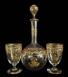 VISCONDE DE SANTA VICTÓRIA  CUNHADO DO CONDE DE SÃO CLEMENTE  BACCARAT  SUNTUOSO DECANTER EM CRISTAL COM DUAS TAÇAS. RICA DECORAÇÃO EM OURO FORMANDO DESENHO DE GUIRLANDA SIMULANDO CORDÕES DE ONDE PENDEM BORLAS. TAMBÉM LAPIDAÇÃO DISPOSTA EM ANÉIS CONCÊNTRICOS. NO DECANTER E NAS TAÇAS MONOGRAMA COM AS INICIAIS ENTRELAÇADAS MFA PERTENCENTE A MANUEL AFONSO DE FREITAS AMORIM, VISCONDE DE SANTA VITÓRIA, SÓCIO DO VISCONDE DE MAUÁ E PRÓXIMO DA PRINCESA ISABEL E CONDE DEU. FRANÇA, SEC. XIX, 32 CM DE ALTURA (DECANTER)NOTA: Manuel Afonso de Freitas Amorim, barão e visconde de Santa Vitória (Porto Alegre, 31 de julho de 1831  Paris, 7 de abril de 1906) foi um banqueiro e nobre brasileiro. Filho de João Afonso Vieira de Amorim e Joaquina Justiniana de Freitas, casou com Alzira Rodrigues Fernandes Chaves, filha do barão de Quaraim e irmã da Condessa de São Clemente, Dona Maria José Fernandes Chaves . Deixou grande descendência, a qual agregou Santa Vitória como sobrenome. Foi agraciado barão em 2 de setembro de 1874 e visconde em 20 de julho de 1889. Foi banqueiro e membro de associações beneficentes. Recentemente, em 2007,  uma carta da Princesa Isabel endereçada ao amigo, Visconde de Santa Victoria  reafirmou o caráter da Princesa Isabel como redentora e sua visão progressista de governo. Segue o contúdo da missiva: 11 de agosto de 1889 - Paço Isabel Corte midi - Caro Senhor Visconde de Santa Victória. Fui informada por papai que me colocou a par da intenção e do envio dos fundos de seu Banco em forma de doação como indenização aos ex-escravos libertos em 13 de Maio do ano passado, e o sigilo que o Senhor pediu ao presidente do gabinete para não provocar maior reação violenta dos escravocratas. Deus nos proteja dos escravocratas e os militares saibam deste nosso negócio, pois seria o fim do atual governo e mesmo do Império e da Casa de Bragança no Brasil. Nosso amigo Nabuco, além dos Srs. Rebouças, Patrocínio e Dantas, poderem dar auxílio a partir do dia 20 de Novembro quando as Câmaras se reunirem para a posse da nova Legislatura. Com o apoio dos novos deputados e os amigos fiéis de papai no Senado será possível realizar as mudanças que sonho para o Brasil! Com os fundos doados pelo Senhor teremos oportunidade de colocar estes ex-escravos, agora livres, em terras suas próprias trabalhando na agricultura e na pecuária e delas tirando seus próprios proventos. Fiquei mais sentida ao saber por papai que esta doação significou mais de 2/3 da venda dos seus bens, o que demonstra o amor devotado do Senhor pelo Brasil. Deus proteja o Senhor e todo a sua família para sempre! Foi comovente a queda do Banco Mauá em 1878 e a forma honrada e proba, porém infeliz, que o Senhor e seu estimado sócio, o grande Visconde de Mauá aceitaram a derrocada, segundo papai tecida pelos ingleses de forma desonesta e corrupta. A queda do Sr. Mauá significou uma grande derrota para o nosso Brasil! Mas não fiquemos mais no passado, pois o futuro nos será promissor, se os republicanos e escravocratas nos permitirem sonhar mais um pouco. Pois as mudanças que tenho em mente como o senhor já sabe, vão além da liberação dos cativos. Quero agora me dedicar a libertar as mulheres dos grilhões do cativeiro doméstico, e isto será possível através do Sufrágio Feminino! Si a mulher pode reinar também pode votar! Agradeço vossa ajuda de todo meu coração e que Deus o abençoe! Mando minhas saudações a Madame a Viscondessa de Santa Vitória e toda a família. Muito de coração. ISABEL. Vide copia da carta nos créditos extras desse lote.