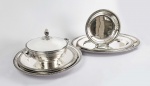 CHRISTOFLE - Modelo "Malmaison" - Elegante baixela em metal espessurado a prata no modelo malmaison, o mais prestigiado da manufatura. excepcional estado de conservação sem uso aparente! acondicionadas em embalagens originais de proteção. composta por sete peças sendo: legumeira, três travessas circulares, duas travessas ovais e um bowl. frança, 60 cm de comprimento (maior travessa oval)