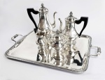 christofle - Modelo "Malmaison"  suntuoso conjunto para chá e café com seu tabuleiro em metal espessurado a prata no modelo malmaison, o mais prestigiado da manufatura. excepcional estado de conservação sem uso aparente! composto por cinco peças sendo: tabuleiro, cafeteira, bule de chá, açucareiro e leiteira. frança, 66 X 41,5 CM (TABULEIRO)