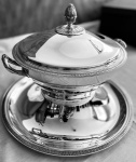 CHRISTOFLE  MALMAISON - ELEGANTE sopeira com SEU "presentoir" em metal espessurado a prata no modelo malmaison, o mais prestigiado da manufatura. excepcional estado de conservação sem uso aparente EM SUA EMBALAGEM ORIGINAL!  França. Séc. XX. 24 X 37 CM