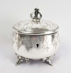 RARA CAIXA PORTA TORRÕES DE AÇÚCAR EM PRATA DE LEI. DECORAÇÃO EM ROCAILLE ELEVADA SOBRE QUATRO PÉS. INTERIOR COM VERMEIL. TEM A PARTICULARIDADE DE SER DOTADA DE FECHADURA PARA IMPEDIR O FURTO DE TORRÕES DE AÇÚCAR PELOS CRIADOS DA CASA E CRIANÇAS, DEVE-SE ESSE RECURSO AO ELEVADO CUSTO DOS TORRÕES NO SÉC. XIX ÁUSTRIA, SEC. XIX. 15 CM DE ALTURA.