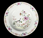 DOM JOÃO VI - SERVIÇO DOS PAVÕES excepcional GRANDE E RARO MEDALHÃO EM porcelana com esmaltes do reinado Qianlong. Feitio FEITIO CIRCULAR. Pertenceu ao serviço do Rei Dom João VI. China, meados do sec. XVIII. 23 cm de diâmetro. NOTA: Serviço dos Pavões é um serviço de jantar real, confeccionado em porcelana de pasta dura, de finíssima qualidade, que foi produzido na China do Imperador Qianlong , sob encomenda, para Portugal. Estima-se que cerca de vinte mil peças do hoje chamado Serviço dos Pavões tenham sido produzidas entre 1750 e1795, restando hoje cerca de cinco mil distribuídas por todo o mundo. É considerado um dos mais belos serviços de jantar de exportação. Em formato oitavado, recortado ou, em suas últimas fornadas, redondo, o prato é de louça (porcelana) branca, encaroçada, decorada com esmaltes nas cores habituais da chamada "família rosa". Além de pratos de vários tamanhos, foram confeccionadas sopeiras de vários tipos, terrinas, molheiras, travessas de vários formatos, manteigueiras, meleiras, wine-coolers e tigelas. Foi utilizado pela Família Real Portuguesa e pela Família Imperial Brasileira tanto no Paço de São Cristóvão como também na Fazenda Imperial de Santa Cruz. É um serviço conhecido como viajante, pois foi levado da China a Portugal, e de Portugal para o Brasil, quando D. João VI, ainda príncipe, temendo as guerras napoleônicas, estabeleceu-se no Rio de Janeiro, com sua mãe, D. Maria I. Os serviços de porcelana chinesa de uso imperial, trazidos para o Brasil por D. João VI, foram dispersos após a proclamação da República, sendo atualmente peças raras, procuradas por colecionadores de todo o mundo. Com o fim do Império em 1890, foram realizados diversos leilões pelo leiloeiro Joaquim Dias dos Santos, no Rio de Janeiro, mas seus registros foram logo depois perdidos num incêndio ocorrido pouco depois na loja do leiloeiro.