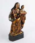 SANTANA MESTRA  BELA ESCULTURA EM MADEIRA POLICROMADA E DOURADA REPRESENTANDO SANTANDA MESTRA EM SUA APRESENTAÇÃO DITA CAMINHANTE. BRASIL, SEC. XIX. 26 CM DE ALTURANOTA: A figura de Santana Mestra é figura de veneração recorrentemente representada no período do alto barroco no séc. XVIII em Portugal e em suas colônias. Na arte barroca, a iconografia de SantAnna evoca mais a educação de Maria do que sua concepção e genealogia. Dois tipos iconográficos ressaltam este tema: SantAnna Mestra e SantAnna Guia. Nessas representações Maria é sempre menina, mesmo quando apresentada como uma mulher em miniatura. Ela já tem idade para aprender questões religiosas e morais. O tipo iconográfico de SantAnna Mestra foi criado no século XIII ou antes, possivelmente na Inglaterra. O livro que Anna carrega é seu atributo essencial. O livro indica que os dois tipos iconográficos convergem para o mesmo significado fundamental. Tudo leva a crer que este significado foi responsável pela difusão intensa desta iconografia de SantAnna como educadora em Minas. No mundo lusitano, o culto da imagem de SantAnna Mestra era estimulado através de indulgências prometidas aos que orassem diante das imagens representadas em gravuras ou pinturas como no caso desta em pregão. O que SantAnna ensinava a sua filha? O conteúdo do livro aberto de SantAnna Mestra é raramente indicado em esculturas e gravuras (por exemplo: Salmo 24 e Deus). No entanto, há gravuras portuguesas que revelam o sentido do ensinamento, por apresentarem inscrições na parte inferior da estampa (Psal. 118 e Prov. 4). Nas obras do século XVIII, a religião e a virtude compunham a essência da educação da Virgem, e estes valores davam sentido às imagens de SantAnna Mestra, norteando os devotos que as contemplavam. A iconografia da Contra-Reforma revela que a forma mais significativa de uma mãe ser santa foi sendo mestra e guia. A santa do livro é onipresente no catolicismo setecentista das Minas. Mais do que um instrumento do saber, o livro é um canal de comunicação, destinado a Maria e aberto também ao fiel que contempla a imagem (Mãe, mestra e guia: uma análise da iconografia de SantaAnna Maria Beatriz de Mello e Souza).