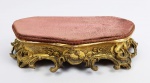 SUNTUOSA PEANHA EM MADEIRA DOURADA CONSTRUÍDA COM ELEGANTE ENTALHE ESTILO DOM JOSÉ I. BRASIL, SEC. XIX. 35 CM DE COMPRIMENTO