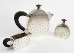 LINDO CONJUNTO PARA CAFÉ ESTILO E ÉPOCA ART DECO EM PRATA DE LEI TEOR 925, BELISSIMO DESIGN. AS PEÇAS SÃO FINALIZADAS COM GRÃOS DE CAFÉ CINZELADOS. COMPOSTO POR CAFETEIRA, AÇUCAREIRA E CREMEIRA.  16 CM DE ALTURA (CAFETEIRA). 820 G