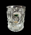 MARQUÊS DE RESENDE  ANTÔNIO TELES DA SILVA CAMINHA E MENEZES  AMIGO PESSOAL DE DOM PEDRO I E EMBAIXADOR DO BRASIL NA ÁUSTRIA. GOBLET EM CRISTAL DE BACCARAT DECORADO INTERNAMENTE COM INSCRUSTAÇÃO EM OURO, PRATA E ESMALTES REPRESENTANDO A IMPERIAL ORDEM DA COROA DE FERRO DA ÁUSTRIA COM FITAS VERDES E AMARELAS ALUSIVAS AO BRASIL. O COPO É LAPIDADO EM RELEVO COM LAUREL FORMANDO COROA EM TORNO DE UM RESSALTO EM CABOCHON NO INTERIOR DO QUAL ESTÁ A REPRESENTAÇÃO DA ORDEM. PARTE INFERIOR COM LAPIDAÇÃO DIAMANTE. FOI O PRIMEIRO GRAU DE NOBREZA DO DIPLOMATA, OBTIDO DO IMPÉRIO AUTRÍACO LEGAÇÃO QUE ASSUMIU LOGO APÓS A INDEPENDENCIA DO BRASIL. TEMPOS DEPOIS POR SEUS SERVIÇOS PRESTADOS A DIPLOMACIA DA NASCENTE NAÇÃO BRASILEIRA E POR SER UM DOS MAIORES AMIGOS DE DOM PEDRO I SE TORNARIA PRIMEIRO VISCONDE COM GRANDEZA E DEPOIS MARQUÊS. FRANÇA, DECADA DE 1820. 9 X 7,5 CMNOTA: Antônio Teles da Silva Caminha e Meneses, primeiro e único Visconde com Grandeza e Marquês de Resende, (Torres Vedras, 22 de setembro de 1790  Lisboa, 8 de abril de 1875). Filho de Fernando Teles da Silva Caminha e Meneses, 3. Marquês de Penalva e 7. Conde de Tarouca, e de D. Joana de Almeida, filha de D. Luís de Almeida Portugal Soares de Alarcão d'Eça e Melo Silva Mascarenhas, 2. Marquês de Lavradio e 5. Conde de Avintes, vice-rei do Brasil de 1769 a 1779. O Marquês de Resende casou-se em 1800 com Fanny Hélèbe Le Roi. Aderiu à independência do Brasil, passando a servir como embaixador em Viena, Paris e Moscou. Era titular da Imperial Ordem da Coroa de Ferro da Áustria,  Grã-Cruz da Imperial Ordem da Rosa, da Ordem Militar de Cristo, da Ordem Militar da Torre e Espada, do Valor, Lealdade e Mérito e da Ordem de Nossa Senhora da Conceição de Vila Viçosa, além de Cavaleiro de Honra e Devoção da Ordem Soberana e Militar de Malta. A Imperial Ordem da Coroa de Ferro foi estabelecida a 5 de junho de 1805 por Napoleão Bonaparte (sob seu título de Rei Napoleão I da Itália). Tem seu nome baseado na antiga Coroa de Ferro - uma antiga joia medieval que possui no seu interior um anel de ferro, forjado com supostos cravos que seriam aqueles usados para pregar Jesus em sua crucificação. A coroa inspirou ainda o nome da Ordem da Coroa da Itália. A ordem consistia originalmente em três classes de cavaleiros: 20 grã-cruzes, 30 chefes e 50 cavaleiros. Em 1815, a ordem foi adotada pelo Império Austríaco depois que este país recuperou o controle sobre o norte italiano. Restabelecida em 1 de Janeiro de 1816 pelo imperador Francisco I da Áustria, Pai da Imperatriz Leopoldina,  sob o nome de Ordem da Coroa de Ferro (Orden der Eisern Krone, em alemão) e era concedida a três graus da nobreza. Aqueles que a recebiam, sendo plebeus, tornavam-se nobres: podiam requerer ao imperador o reconhecimento de sua nobreza através de um diploma confirmador. A ordem foi abolida em 1918.