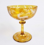 VISCONDE DO RIO PRETO  TAÇA  EM CRISTAL DA BOHEMIA COM OVERLHAY DE TONALIDADE AMBAR, DECORADO COM CERVOS EM MEIO A UM BOSQUE. EXEMPLAR DESSE SERVIÇO ESTA REPRODUZIDO NO LIVRO O CRISTAL NO IMPÉRIO DO BRASIL DE JORGE GETÚLIO VEIGA EXISTEM TAMBÉM EXEMPLARES NA COLEÇÃO DO MUSEU IMPERIAL DE PETRÓPOLIS. SEC. XIX, 12 CM DE ALTURANOTA: Domingos Custódio Guimarães, primeiro barão e visconde com grandeza do Rio Preto(São João del-Rei,1802 Valença,7 de setembrode1868) foi um político e fazendeiro de café brasileiro. Filho de Pedro Custódio Guimarães e Teresa Maria de Jesus. Casou-se com Faustina Xavier Pestana, depois com Maria das Dores de Carvalho, com que foi pai do segundo barão do Rio Preto, Domingos Custódio Guimarães Filho. Sua fortuna tem origem na década de1820, quando, em sociedade com José Francisco de Mesquita, fundou a companhia Mesquita & Guimarães, especializada no abastecimento de carne para a corte imperial e na venda de escravos serra acima. Na década seguinte, investiu o lucro na compra de terras e no plantio de café na região do vale do Rio Preto. Suas atividades centravam-se na sesmaria das Flores, adquirida em1843, onde levantou a sede da Flores do Paraíso, conhecida como a "jóia de Valença", notabilizada por inovações técnicas, como iluminação a gás, terreiros asfaltados e mecanização. Sua fazenda foi, em1875, pintada pelo italiano Nicolau Facchinetti. Agraciado com obaronatoem6 de dezembrode1854, com oviscondadoem14 de marçode1867e com agrandezaem14 de marçode1867. Foi comendador da Imperial Ordem da Rosa. Foi vereador em Valença, por dois mandatos sucessivos, entre1861e1868.