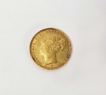 LIBRA EM OURO 22K DATADA DE 1886. REINADO DA RAINHA VITÓRIA. INGLATERRA, SEC. XIX, 22,05 MM, 7,9 GNOTA: libra em ouro ou Soberano (em inglês, Sovereign) é uma moeda do Reino Unido, equivalente a uma libra esterlina. No entanto, é utilizada na prática como reserva de valor a usar no futuro e não como moeda de troca. As suas características específicas mantiveram-se invariáveis de 1817 até hoje, o que possibilita uma autenticação das libras recorrendo-se a instrumentos de pesagem e medição exclusivos da área de ourivesaria. Assim, o seu peso é de sensivelmente 7,937 gramas (que pode ter sofrido algum decréscimo resultante do seu uso e respectivo desgaste); a sua espessura é de 1,52 mm; o seu diâmetro é de 22,05 mm; a sua composição é de ouro de 22 quilates; as datas gravadas numa das faces remontam a 1817.